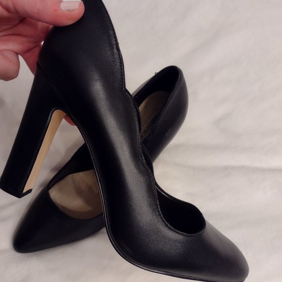 Scalloped Black Leather Toe Point Pumps - Picture 6 of 10